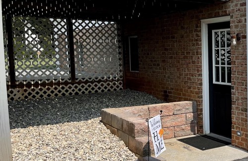 Forest Apartment | GREAT LOCATION! Private and roomy 1 bdrm, bath & den