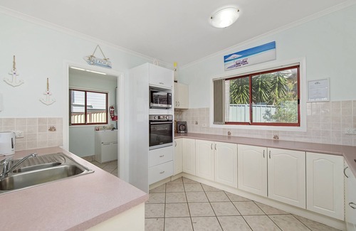 Crescent Head House | GREAT LOCATION WITH OCEAN VIEWS, SPA BATH & AIR CONDITIONING