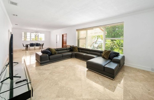 Surfside Villa | Great Miami Beach House