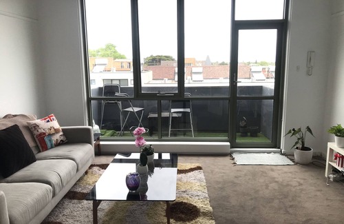 St. Kilda East Condo | Great spacious apartment in a perfect location