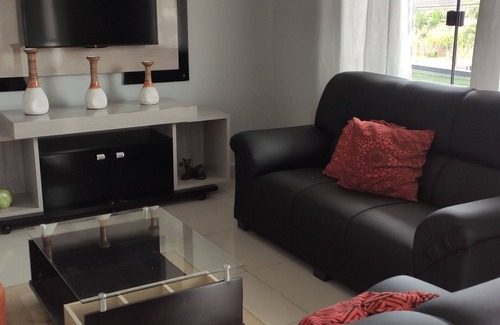Caioba House | great townhouse with air and wifi - with two car garage