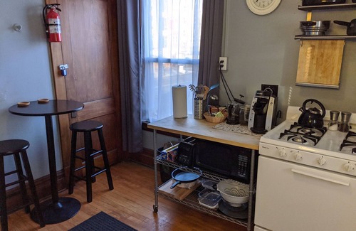 Lyn-Lake Apartment | Great Uptown Apartment! Great Location!