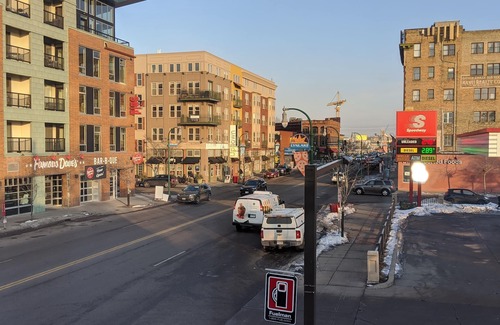 Lyn-Lake Apartment | Great Uptown Apartment! Great Location!