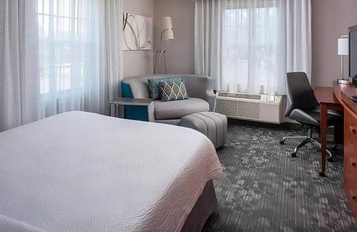 South Lowell House | Great Value, Quality Stay! Pet-Friendly, Onsite Restaurant