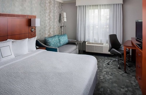 South Lowell House | Great Value, Quality Stay! Pet-Friendly, Onsite Restaurant