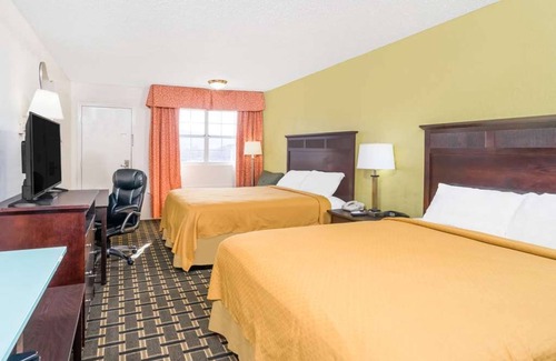 Lookout Valley Neighborhood Association Hotel | Great Value Stay! 3 Units with Pool Access and Free Parking! Pets Allowed