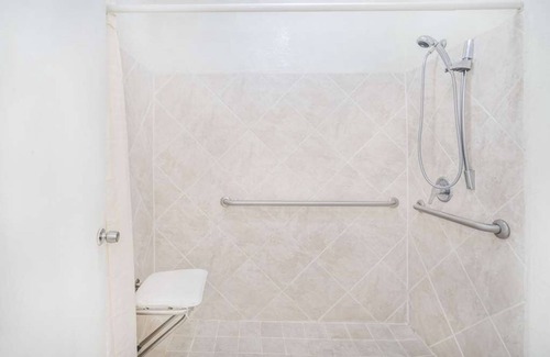 Lookout Valley Neighborhood Association Hotel | Great Value Stay! 3 Units with Pool Access and Free Parking! Pets Allowed