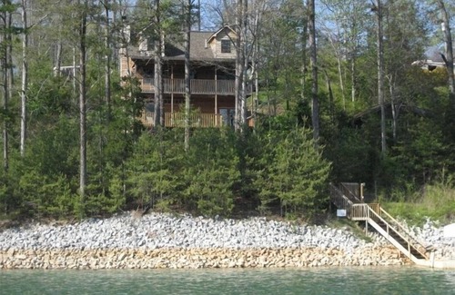 Big Creek Cabin | Great Views and close to the water. Book you Fall trip now. The lake is amazing.