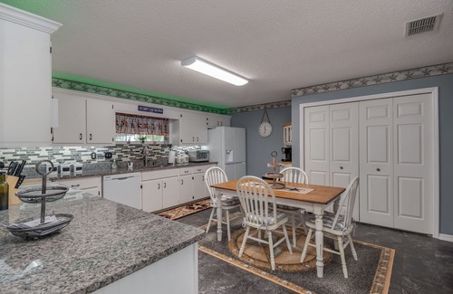 Citra Other | Green Acres House sleeps 6.
