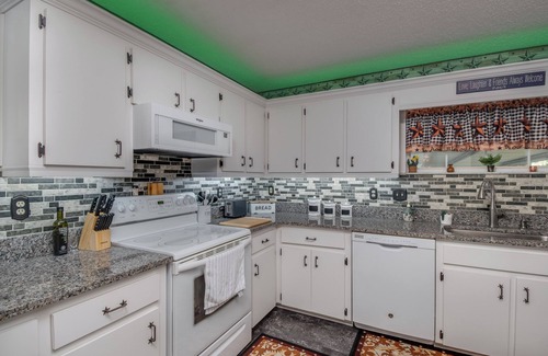 Citra Other | Green Acres House sleeps 6.