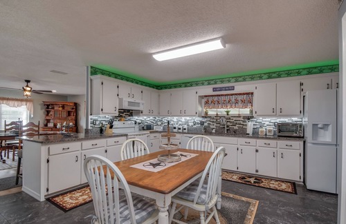 Citra Other | Green Acres House sleeps 6.