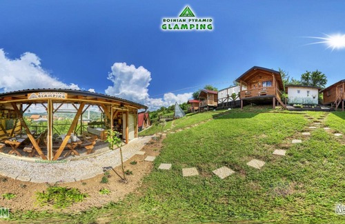 Visoko House | Green bungalow Bosnian pyramid glamping