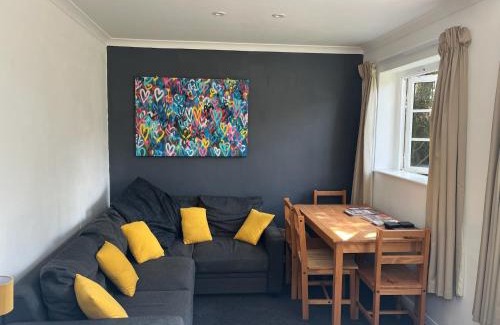 Sittingbourne House | Green Cottage in grounds of Grade II* Frognal Farmhouse