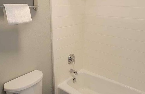 Henryetta Hotel | Green Country Inn