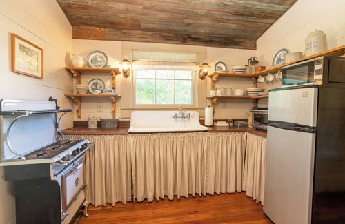 Bells Bed & Breakfast | Green Frog Farm Cabins