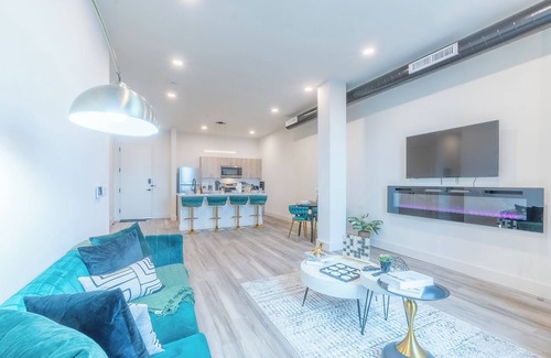 Orange Apartment | Green Getaway with Free Parking & 2 baths. 5 beds+Sleeps 8! ✨20% OFF 7 days✨