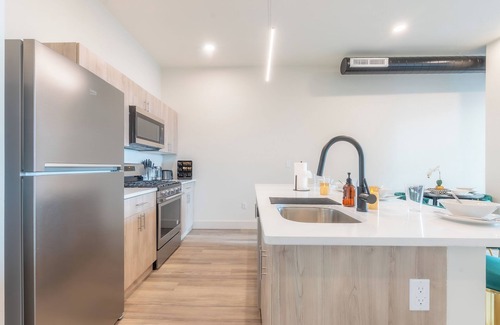 Orange Apartment | Green Getaway with Free Parking & 2 baths. 5 beds+Sleeps 8! ✨20% OFF 7 days✨