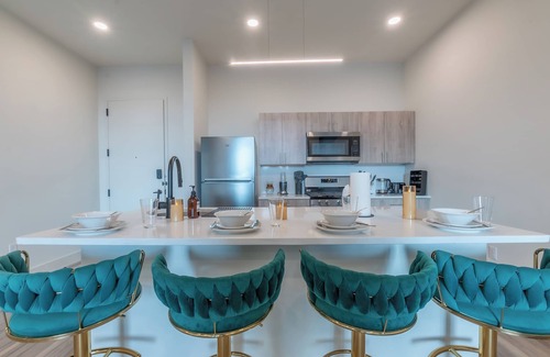 Orange Apartment | Green Getaway with Free Parking & 2 baths. 5 beds+Sleeps 8! ✨20% OFF 7 days✨