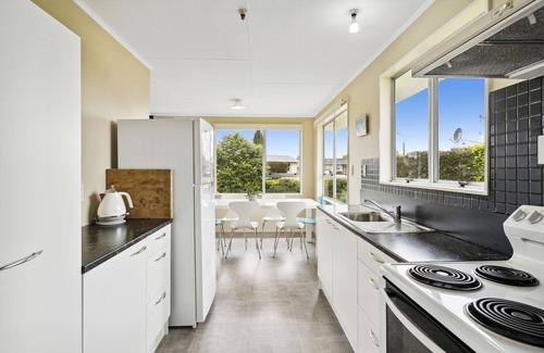 Carterton House | Green Grove - Carterton Holiday Home