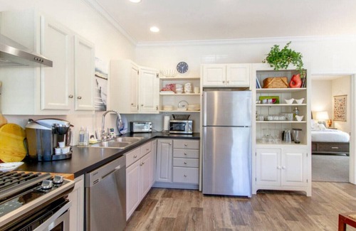 Green Hills House | Green Hills Getaway – Shopping and Dining District