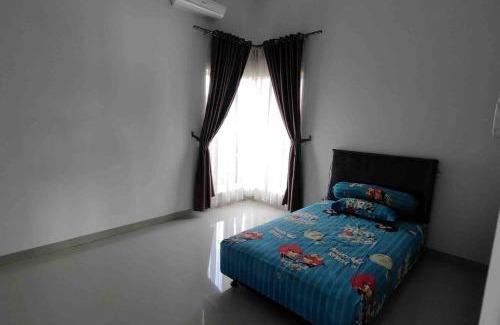Surakarta Villa | Green House with Pool