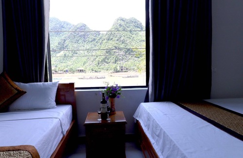 Phong Nha Bed & Breakfast | Green Land Backpackers Hostel- Triple Bed & Mountain View
