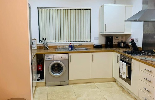Aveley Apartment | Green Lantern, Private En-suite Double Room, Garden and Free Parking