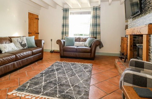Winestead Cottage | GREEN MARSH FARM, pet friendly, with hot tub in Thorngumbald