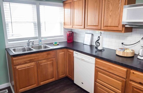Massillon Apartment | Green Room Apartment - No Cleaning Fees