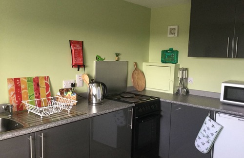 Turriff Cabin | Green Yurt with Hot Tub - Sleeps 3, Parking & WiFi