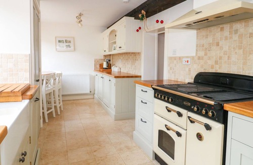 Norton Sub Hamdon Cottage | GREENHAM COTTAGE, family friendly, with a garden in Norton-Sub-Hamdon