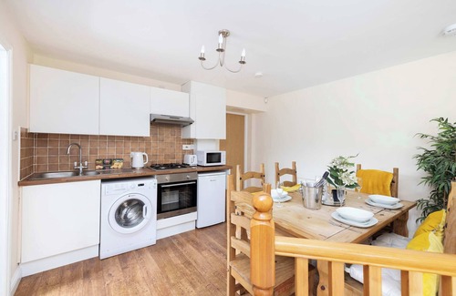 Kelty House | Greenknowes Cottage with Hot Tub & Fireplace