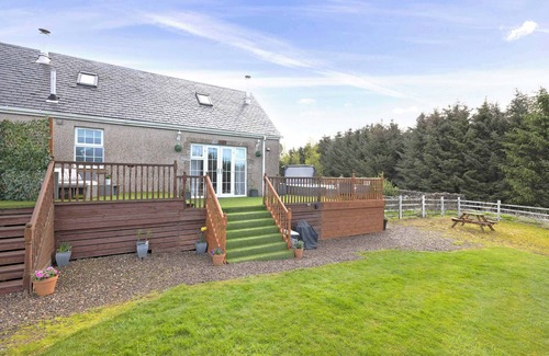 Kelty House | Greenknowes Cottage with Hot Tub & Fireplace