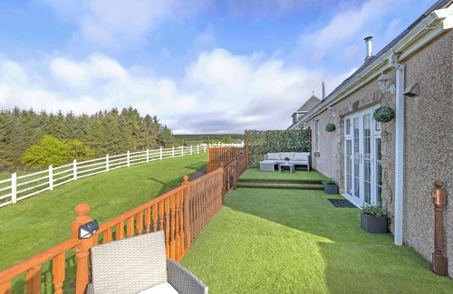 Kelty House | Greenknowes Cottage with Hot Tub & Fireplace