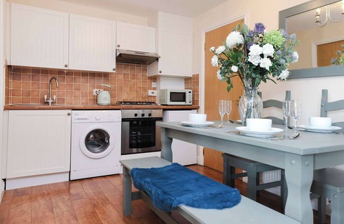 Kelty House | Greenknowes Farmhouse with Hot Tub and Bar