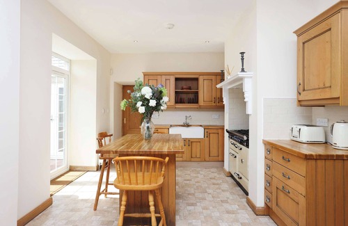 Kelty House | Greenknowes Farmhouse with Hot Tub and Bar