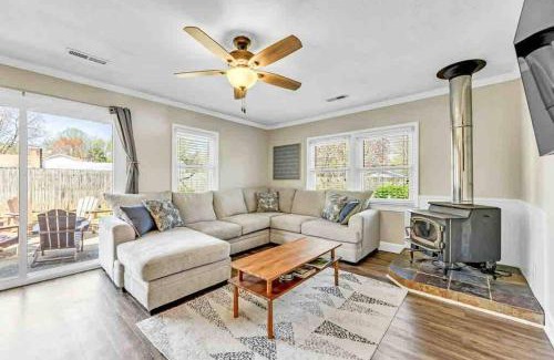 Greensboro Apartment | Greensboro Get-together, K Bed, Secret Playroom