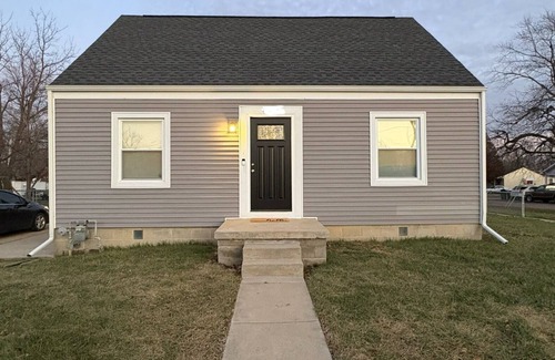 Mattoon House | Greenwave Cottage-Fully furnished 3 Bedroom home on the west edge of Mattoon