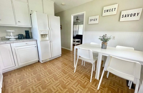Greenwood House | Greenwood Haven: Cozy, Sleeps 8
