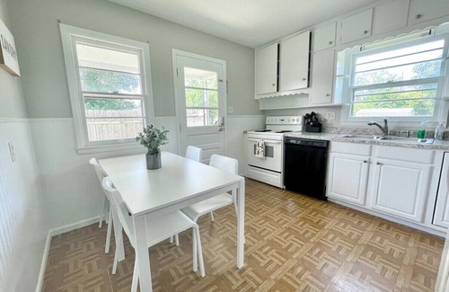Greenwood House | Greenwood Haven: Cozy, Sleeps 8