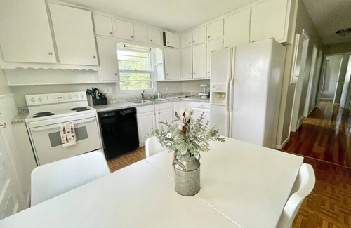 Greenwood House | Greenwood Haven: Cozy, Sleeps 8