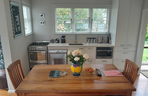 Greytown House | Greytown Cottage, Fast Fibre, SkyTV, all Linen and Cleaning fee included.
