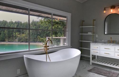 Eastsound House | Grindstone Harbor House Luxury Beachfront Estate