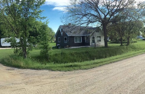 Riverton Cottage | GRINDSTONE PARK, minutes from water & Beach. Hunting and fishing Largest MOOSE