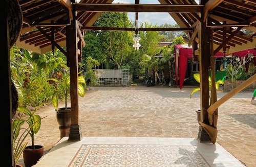 Mendut Hotel | Griyo Jawi - Cabins & Pool
