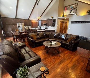 Valemount House | Grizzly Den