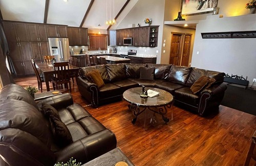 Valemount House | Grizzly Den Cabin Rental