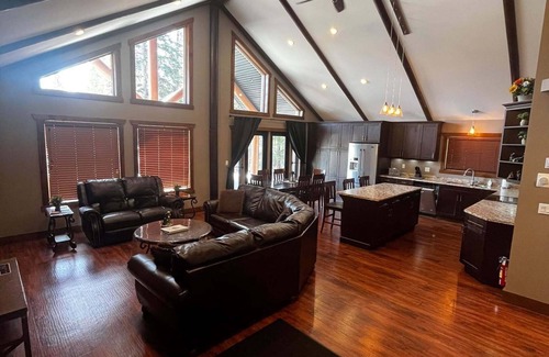 Valemount House | Grizzly Den Cabin Rental