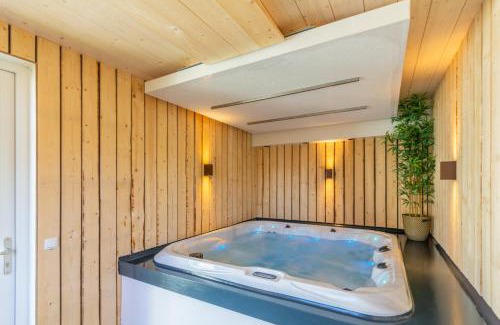 Tzummarum House | Große Familienvilla mit privat innen Jacuzzi & Sauna