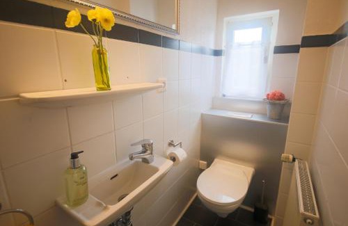 Bad Wilhelmshoehe Apartment | Große Fewo in Jugendstil-Villa, Kassel-Bad Wilhelmshöhe am UNESCO-Bergpark, Herkulesblick, 3 Schlafzimmer, Boxspring-Betten, bis 8 Personen, Balkon, kostenfreie Parkplätze - Art City-Studio Kassel 11